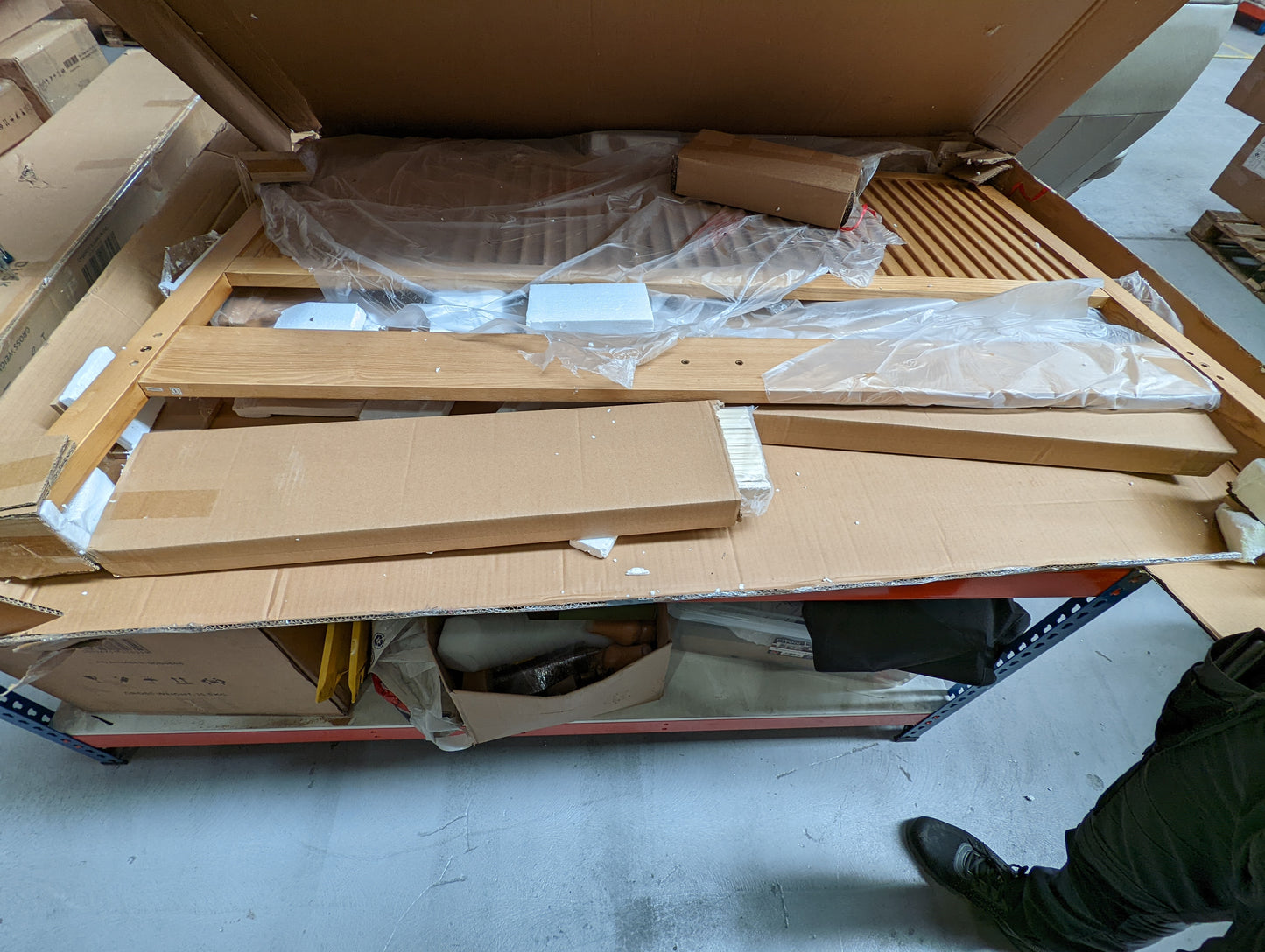 Lot of 4 x Dusk Items inc Beds for Spares or Repair (ref DUS-APM-A-11818) Total RRP £2026