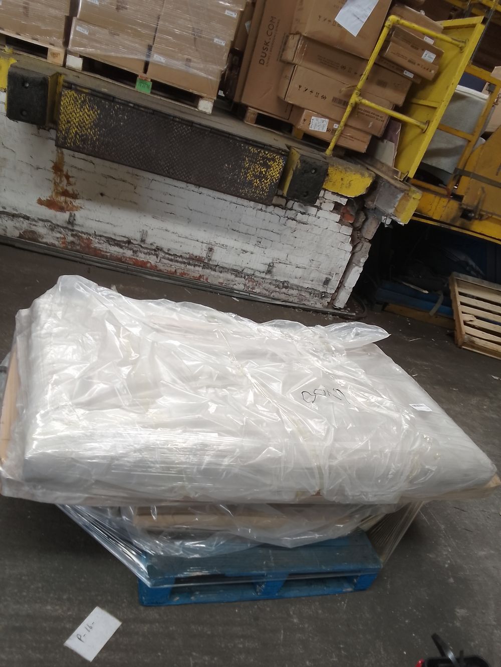 Lot of 2 x DFS Beds for Spares or Repair (ref DFS-HO2-A-10874) Total RRP £1198