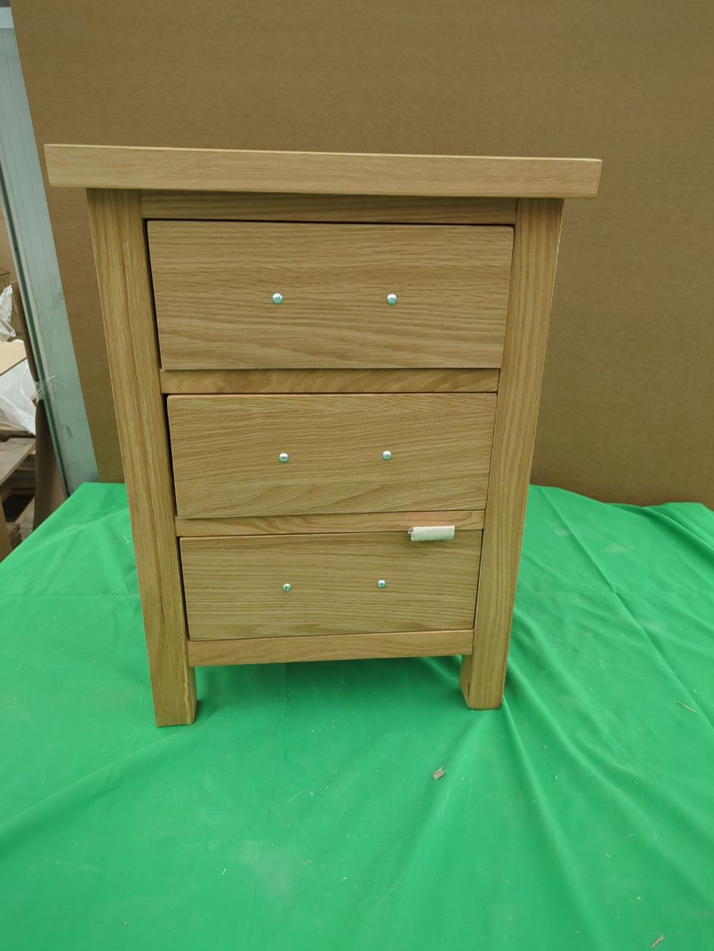ROS-OUT-00404 Grade-C0 Roseland Furniture London Oak Bedside Table RRP £109.95