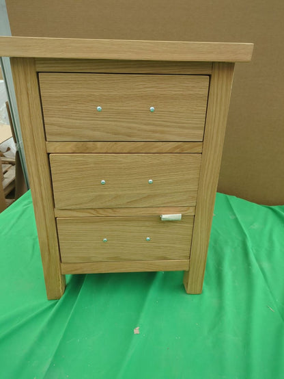 ROS-OUT-00404 Grade-C0 Roseland Furniture London Oak Bedside Table RRP £109.95