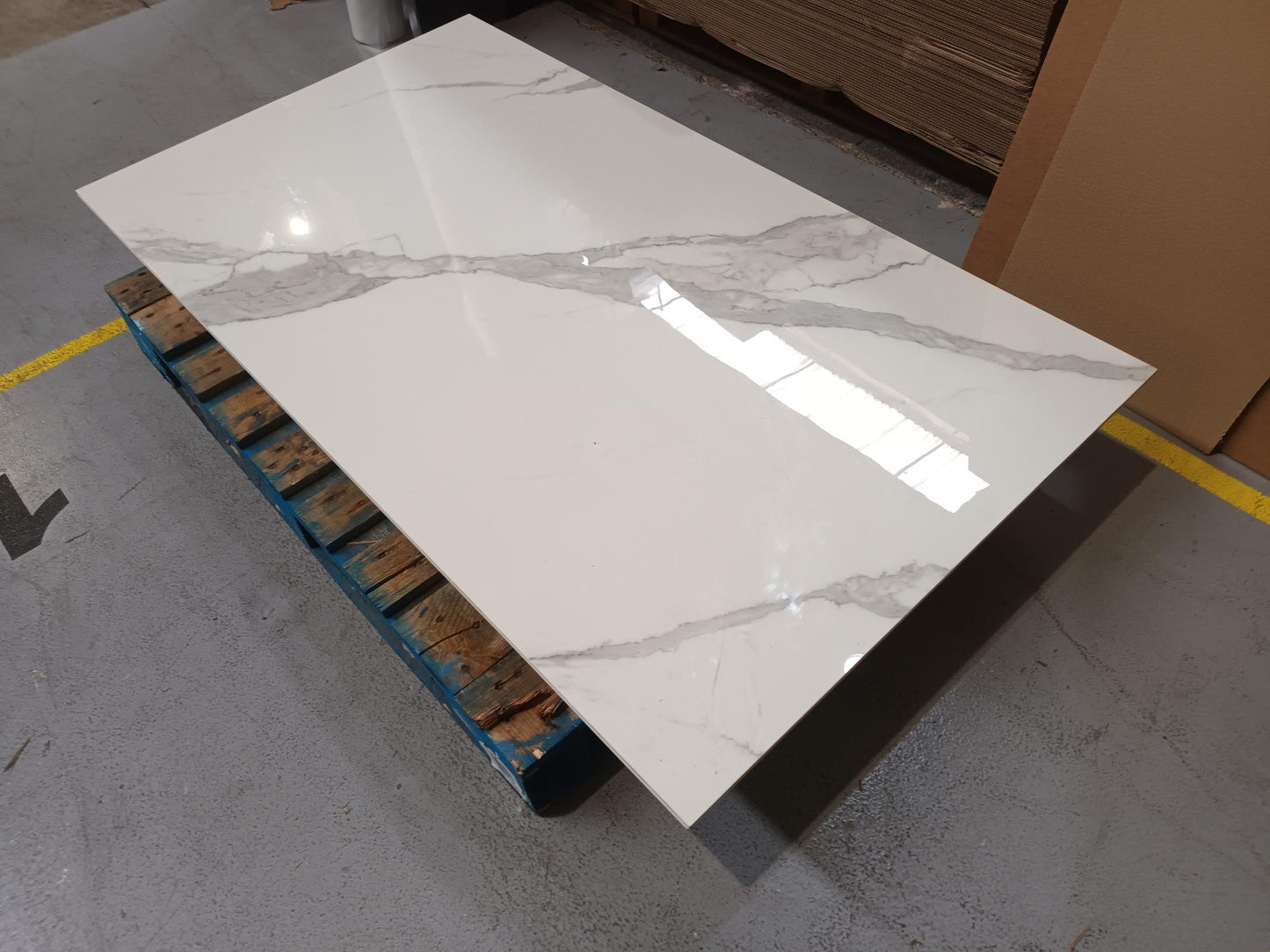 DFS-HO2-03388 Grade-BER-DOA DFS White Marble Ceramic 4-6 Seater Dining Table Brass Molveno White RRP £799