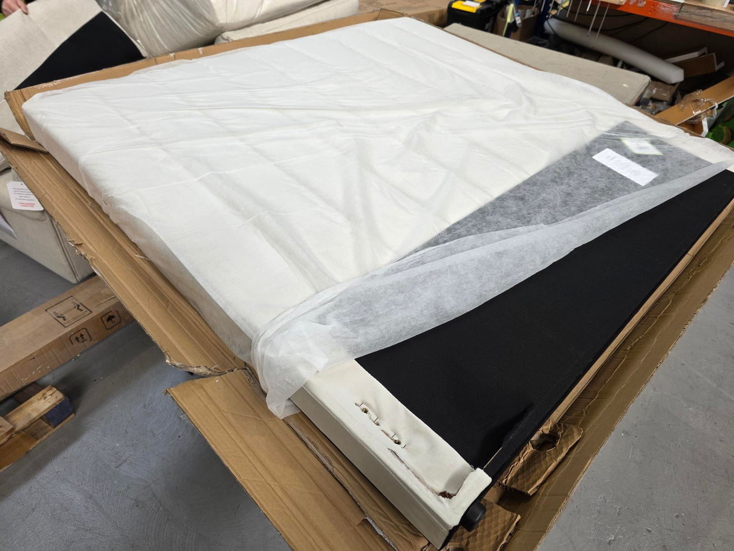 Lot of 6 x Dusk Items inc Beds for Spares or Repair (ref DUS-APM-A-13031) Total RRP £3032