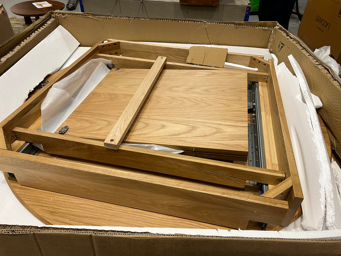 FIS-APM-00455 Grade-BER Fishe & Lilly Wright Oak Round Extendable 6-8 Person Dining Table RRP £800