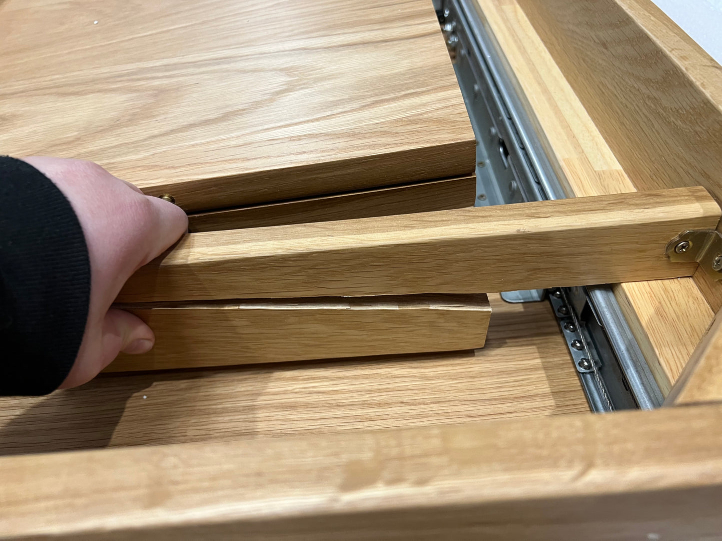 FIS-APM-00455 Grade-BER Fishe & Lilly Wright Oak Round Extendable 6-8 Person Dining Table RRP £800