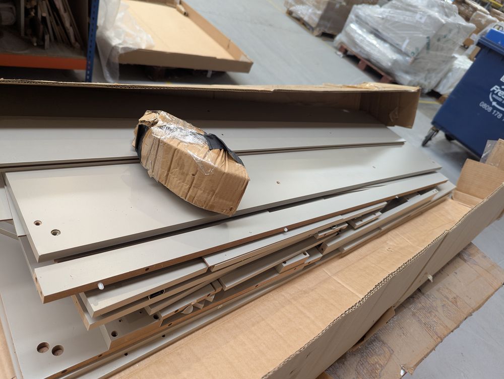 Lot of 16 x Dusk Items for Spares or Repair (ref DUS-APM-A-12560) Total RRP £2910