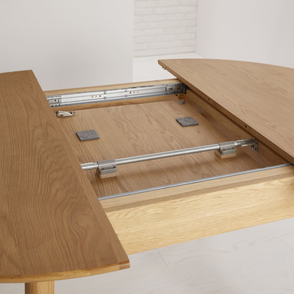 FIS-APM-00455 Grade-BER Fishe & Lilly Wright Oak Round Extendable 6-8 Person Dining Table RRP £800